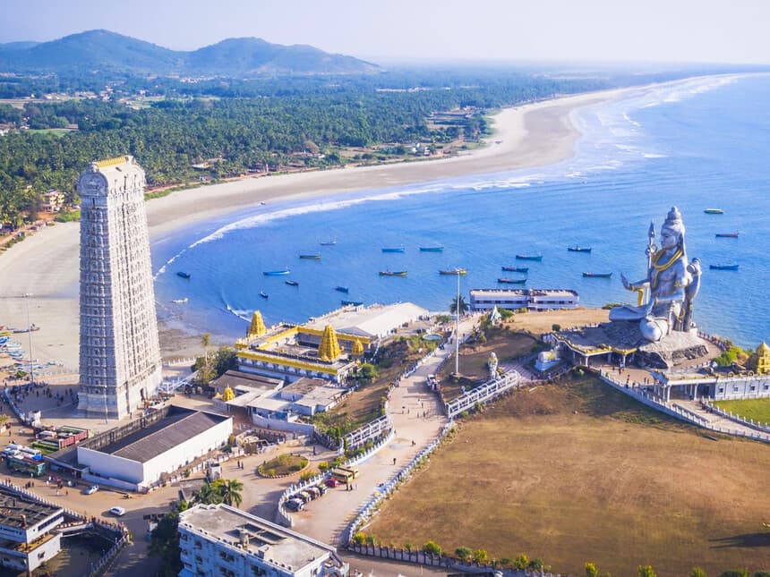 Murudeshwar Beach curving along the peninsula beside the temple gopura and Shiva statue